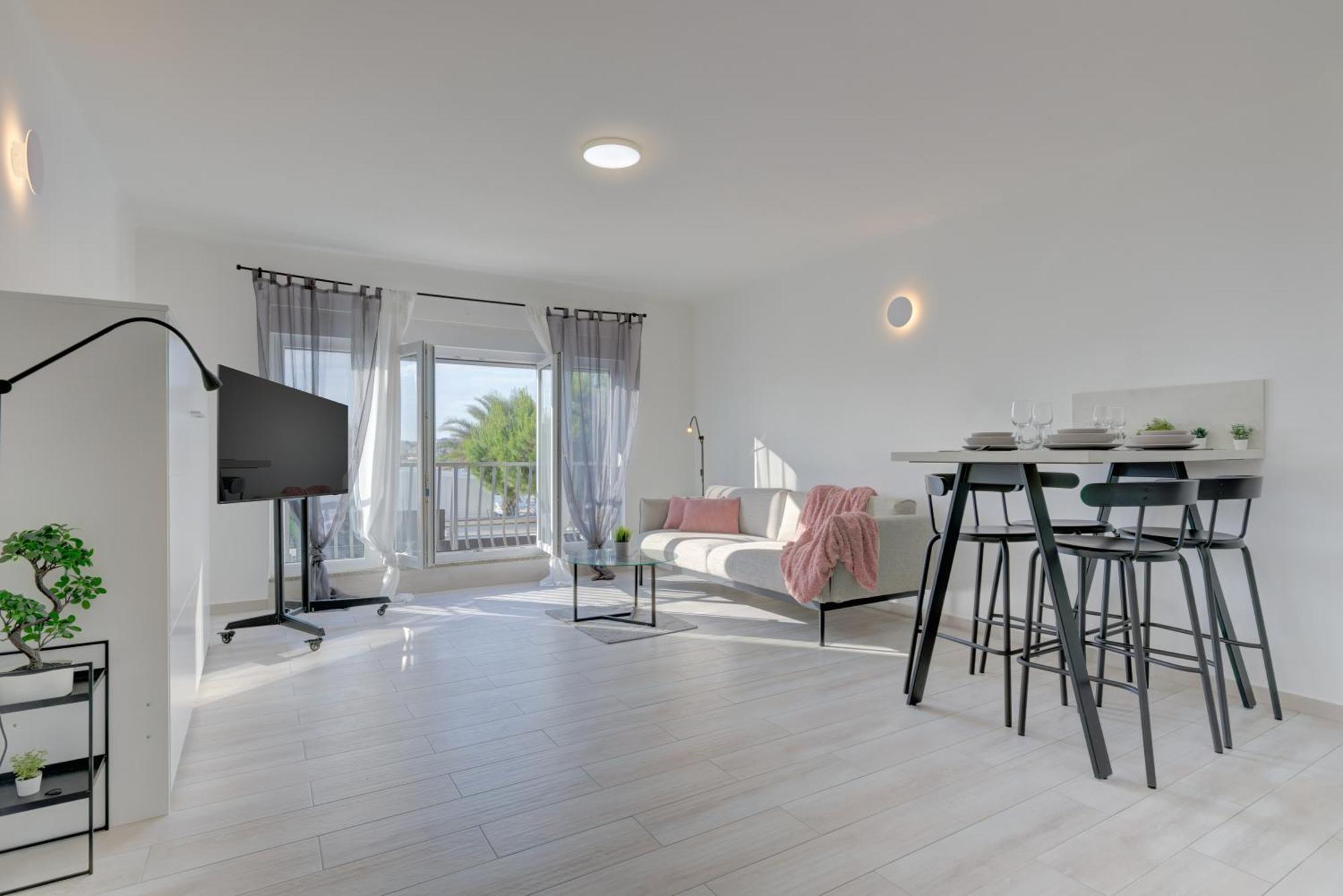 Leda With Private Parking Apartment